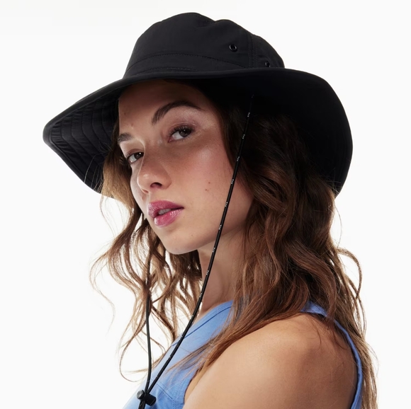 ARITZIA TNA Passenger Bucket Hat Drawstring in White M/L - Picture 2 of 8